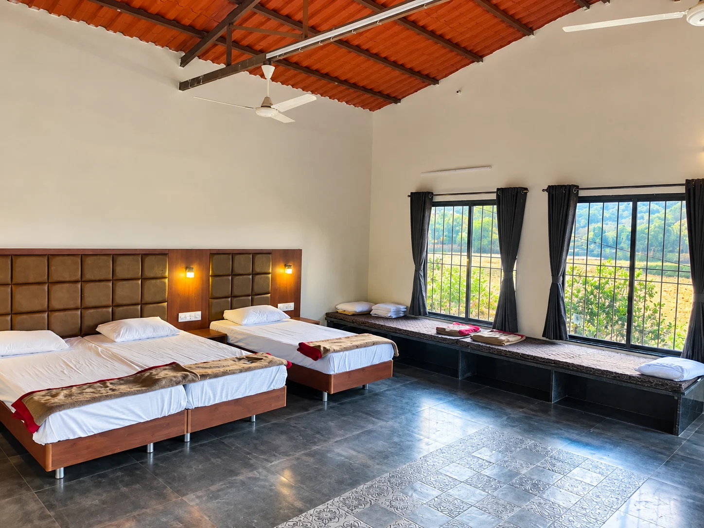 Farmhouse family room at Viva Andur with lake view